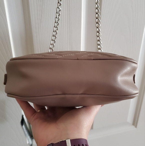 NWT Badgley Mischka Camera bag with slip pocket in Taupe Vegan Leather - Picture 10 of 16